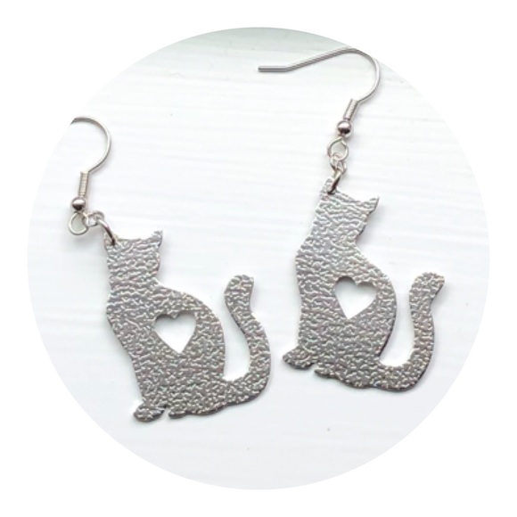 Posherpooch Jewelry - ❌FLASH SALE❌ Cat Earring Hammered Dangle NWT
